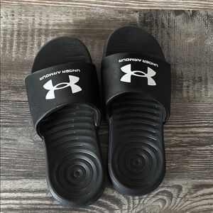 Boys Under Armour Black Slides with White Logo. Fits like a size 13Y